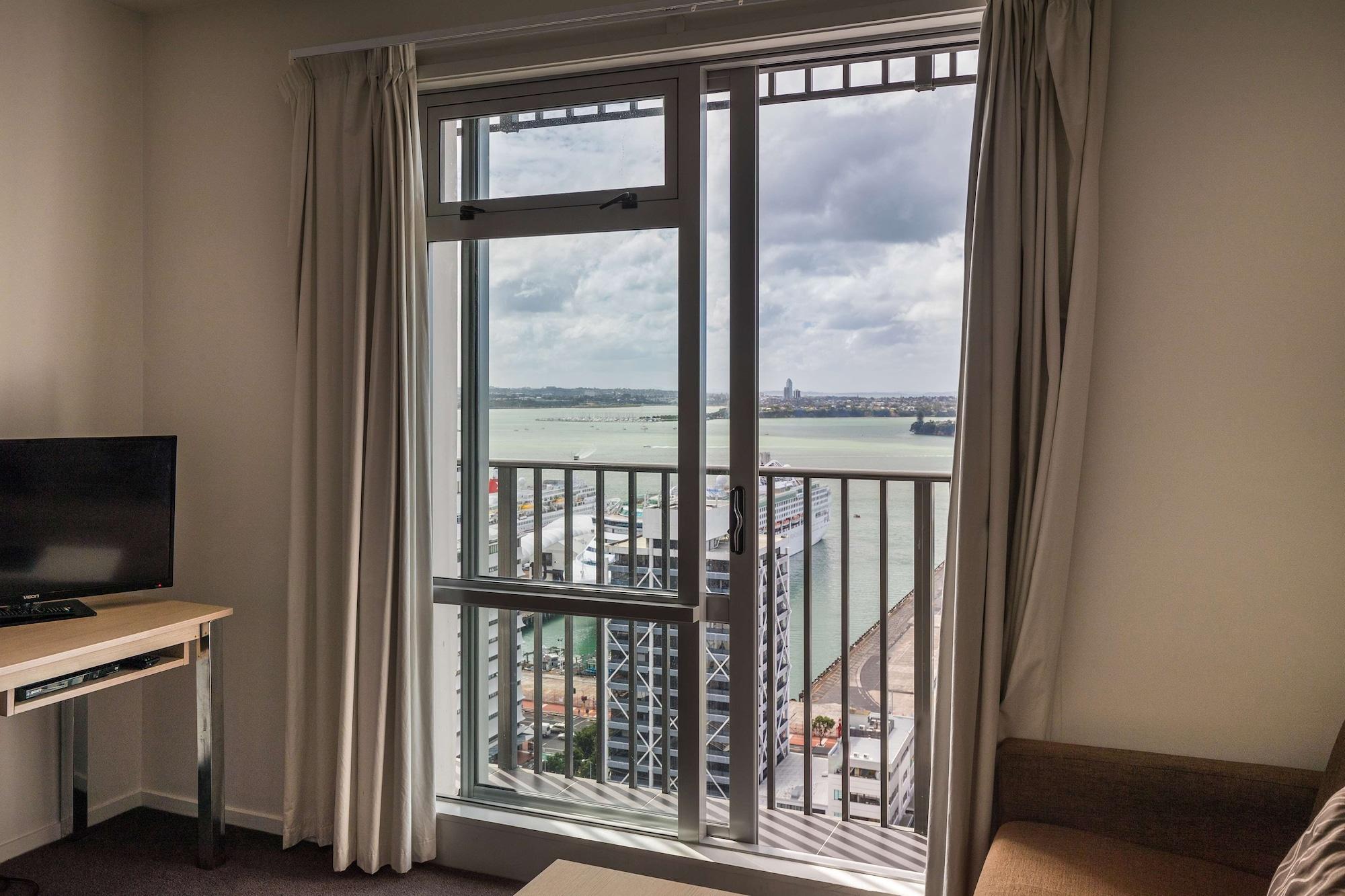 Auckland Harbour Suites Екстериор снимка